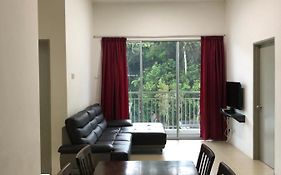 Golden Hill 3 Room Apt @ Night Market